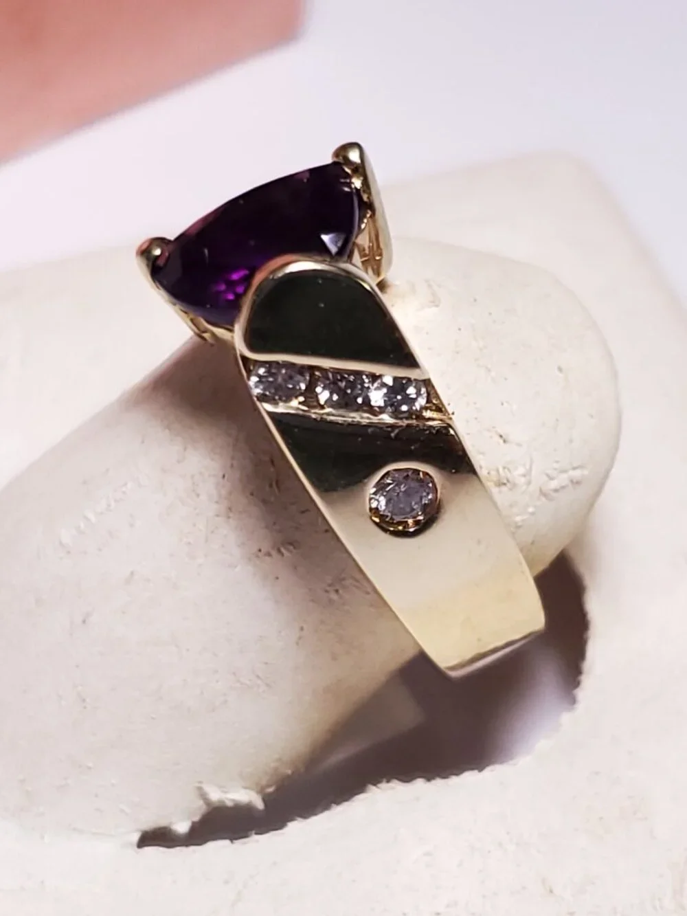 Estate 2ctw Trillion Amethyst & Rd Diamond Gypsy & channel 14Kt Y/Gold Ring24912